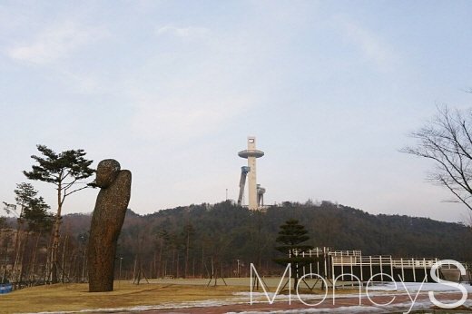 알펜시아리조트에서 바라본 스키점프대 /사진=박찬규 기자 