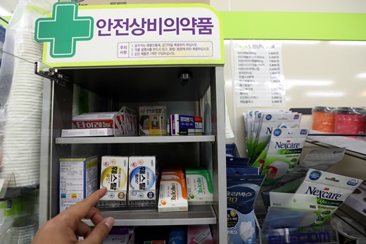 서울 종로구의 한 편의점에 안전상비의약품이 진열돼 있는 모습. /사진=뉴시스