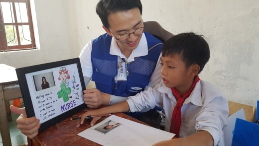 삼성물산 봉사단원은 베트남 학생과 함께 ‘나의 꿈 그리기’ 수업을 진행했다. /사진=삼성물산
