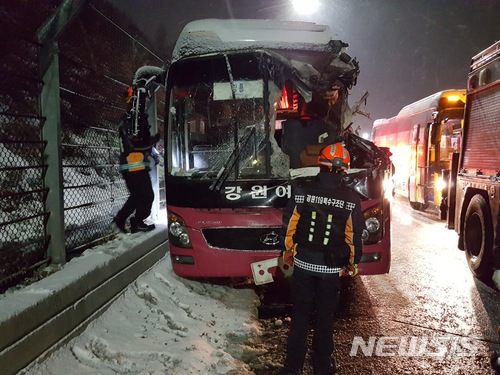 영동고속도로서 버스-제설차 충돌 사고, 23명 사상