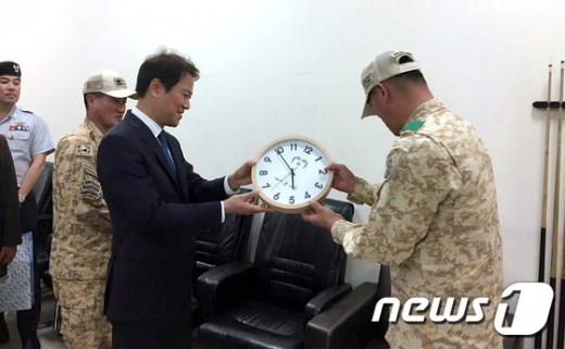 임종석 비서실장, UAE 파견 장병들 격려… '대통령 시계' 선물