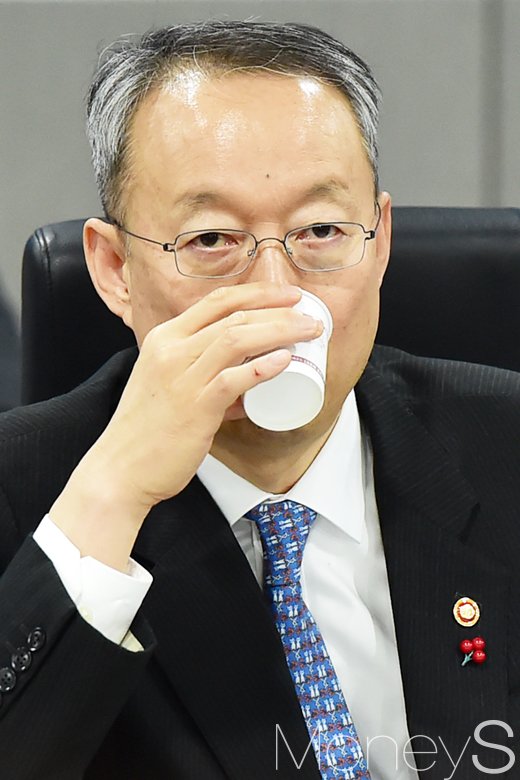 [머니S포토] 확대 경제장관회의, 목축이는 백운규 산업부 장관