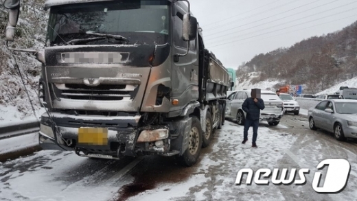 11일 오후 2시5분쯤 충남 서천군 비인면 서해안고속도로 상행선 171km 지점에서 다중추돌 사고가 발생했다. /사진=뉴스1