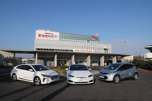 롯데렌터카 제주 오토하우스 전기차 3종(왼쪽부터 현대차 아이오닉 일렉트릭, 테슬라 모델S, 쉐보레 볼트 EV) /사진=롯데렌탈 제공