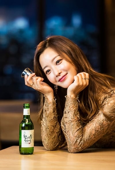 하이트진로는 준 프리미엄급 소주 참나무통 맑은이슬 모델 김희선의 첫 광고 촬영 현장 사진을 SNS채널을 통해 공개했다. /사진=하이트진로 @머니S MNB, 식품 외식 유통 · 프랜차이즈 가맹 & 유망 창업 아이템의 모든 것