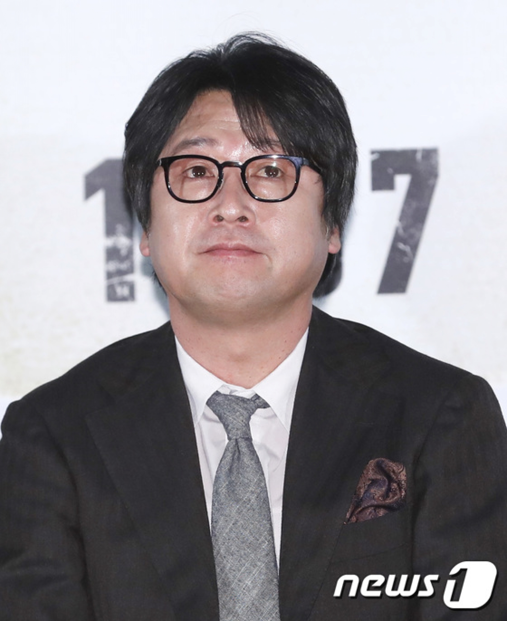 배우 김윤석이 13일 오후 서울 용산CGV에서 열린 영화 ‘1987’(감독 장준환) 언론 시사회에 참석해 객석을 바라보고 있다. /사진=뉴스1