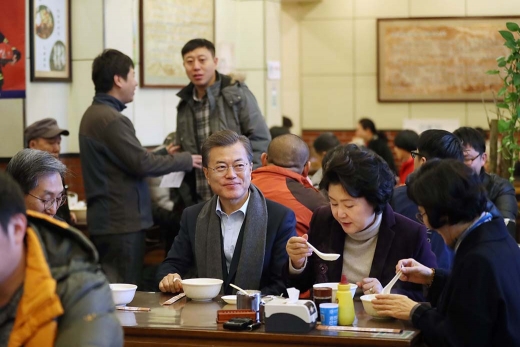 문재인 대통령과 부인 김정숙 여사가 14일 오전(현지시각) 중국 베이징 조어대 인근의 한 현지식당에서 유탸오와 더우장(중국식 두유)으로 아침식사를 하고 있다. /사진=뉴시스 전진환 기자