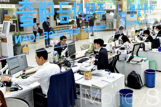 18일부터 변동금리형 주택담보대출 금리가 일제히 올라간다. 사진은 은행 대출창구/사진=임한별 기자 