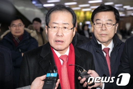 2박 3일간의 일본 방문을 마친 홍준표 자유한국당 대표가 지난 15일 오후 서울 강서구 김포국제공항을 통해 귀국하며 취재진의 질문을 받고 있다. / 사진=뉴스1