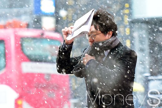 [머니S포토] 월요일 출근길, 피할 수 없는 거센 눈발