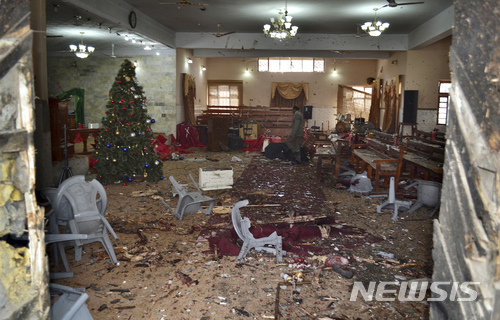 자살 폭탄 테러로 폐허가 된 파키스탄 교회의 모습 / 사진=뉴시스