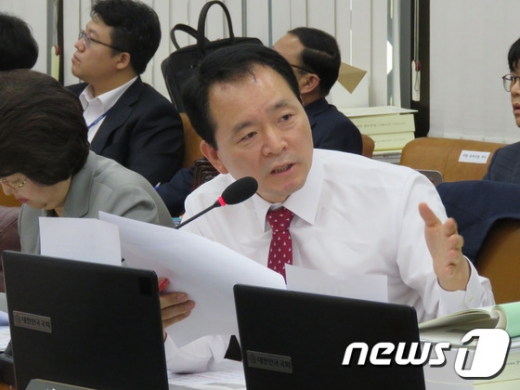 국감브리핑 중인 성일종 자유한국당 국회의원. /사진=뉴스1