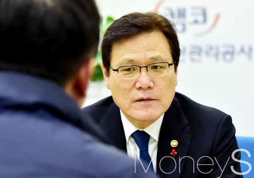 [머니S포토] 기업구조혁신지원센터 출범, 의견 경청하는 최종구