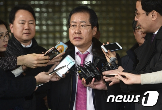 '성완종 리스트'에 연루돼 재판에 넘겨진 홍준표 자유한국당 대표가 지난 2월16일 오전 서울 서초구 서울고등법원에서 열린 항소심을 마친 후 소감을 밝히고 있다./사진=뉴스원