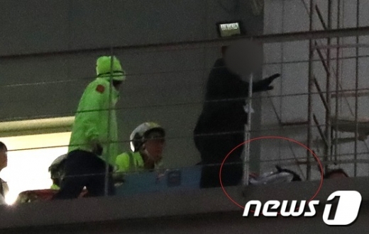 15일 오후 경기도 수원시 아주대학교병원에서 판문점 공동경비구역(JSA) 지역으로 귀순하다 북한군의 총격으로 부상을 입어 외상센터로 이송된 오청성(25) 북한 병사가 국군수도병원으로 이송되고 있다. /사진=뉴스1