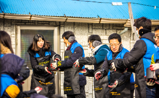 아주저축은행 임직원들이 지난 16일 충북 청주시 사직동 일대에서 '2017년 사랑의 연탄나눔' 활동을 펼치고 있다. /사진=아주저축은행