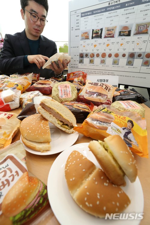  18일 오전 정부세종청사에서 소비자원 관계자가 편의점 햄버거의 비교정보를 설명하고 있다./사진=뉴시스