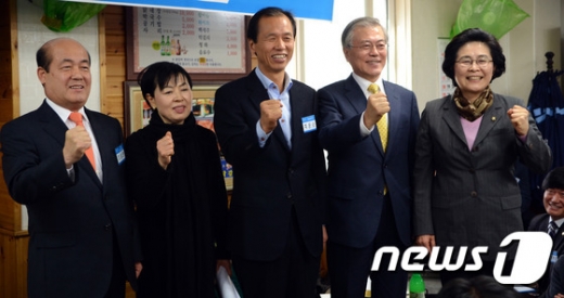 지난 2015년 1월 강원도 춘천에서 열린 새정치민주연합 강원도당 신년인사회에 참석한 이선자씨(왼쪽 두번째). /사진=뉴스1