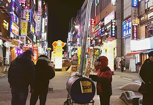 지난 16일 수원시 영통구에서 군고구마를 팔고 있는 한 노점상인. /사진=홍승우 기자 