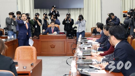 운영위원회에 항의하고 있는 박홍근 간사./사진=뉴스1