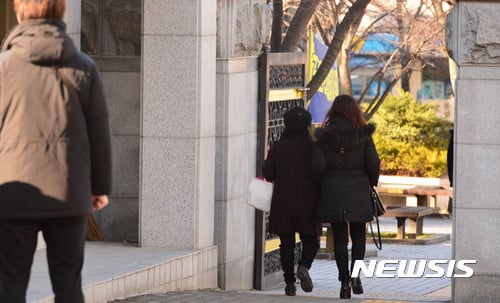 16년 전 전남 나주 드들강 여고생 살인사건의 범인으로 지목돼 성폭력범죄의 처벌 및 피해자 보호 등에 관한 법률(강간 등 살인) 위반 혐의로 기소된 김모(39·당시 24세)씨에 대해 무기징역을 선고했다. 무기징역 선고 이후 피해 여학생의 어머니가 눈물을 흘리며 법원을 나서고 있다./사진=뉴시스