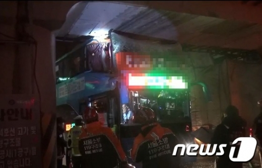 지난 24일 오후 한 2층 버스가 서울 당산역 고가의 교각에 끼이는 사고가 발생했다. /사진=뉴스1(서울 영등포소방서 제공)
