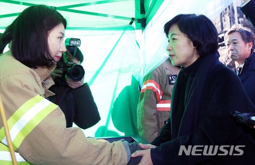 소방대원과 악수하고 있는 추미애 더불어 민주당 대표./사진=뉴시스