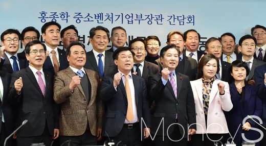 [머니S포토] 홍종학 장관, 중소기업인 뜻 모아 '화이팅!'