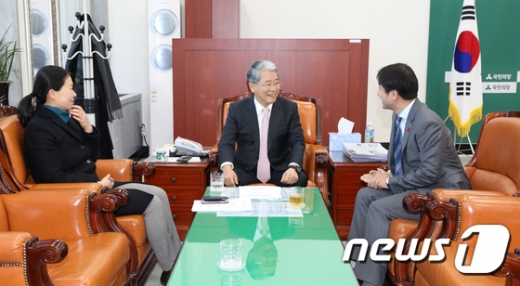 한병도 청와대 정무수석이 26일 서울 여의도 국회에서 김동철 국민의당 원내대표, 권은희 원내수석부대표와 비공개 면담을 갖고 있다. /사진=뉴스1