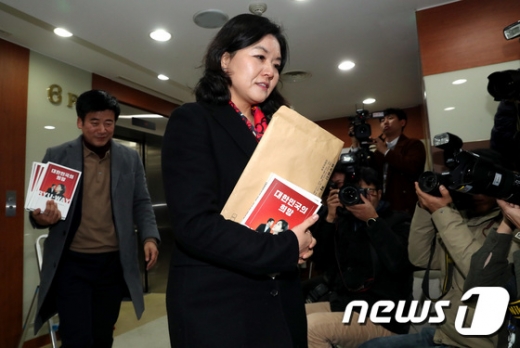 류여해 자유한국당 최고위원과 정준길 서울 광진을 당협위원장이 26일 오후 서울 여의도 당사로 윤리위원회 소명을 위해 들어오고 있다. /사진=뉴스1
