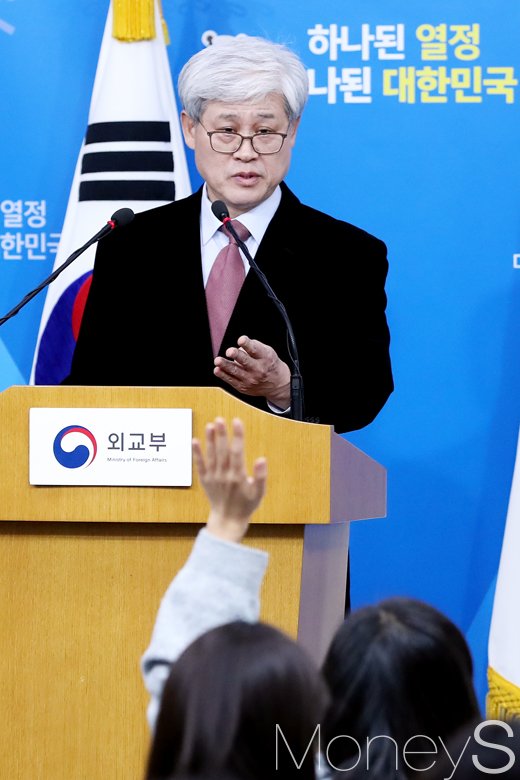 [머니S포토] 질문 받는 오태규 위안부 TF 위원장