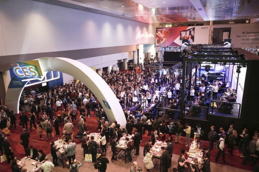 지난 1월초 미국 라스베이거스에서 열린 ‘CES 2017’에 마련된 삼성전자의 기어VR 체험공간에 관람객들이 운집해있다. / 사진=삼성전자