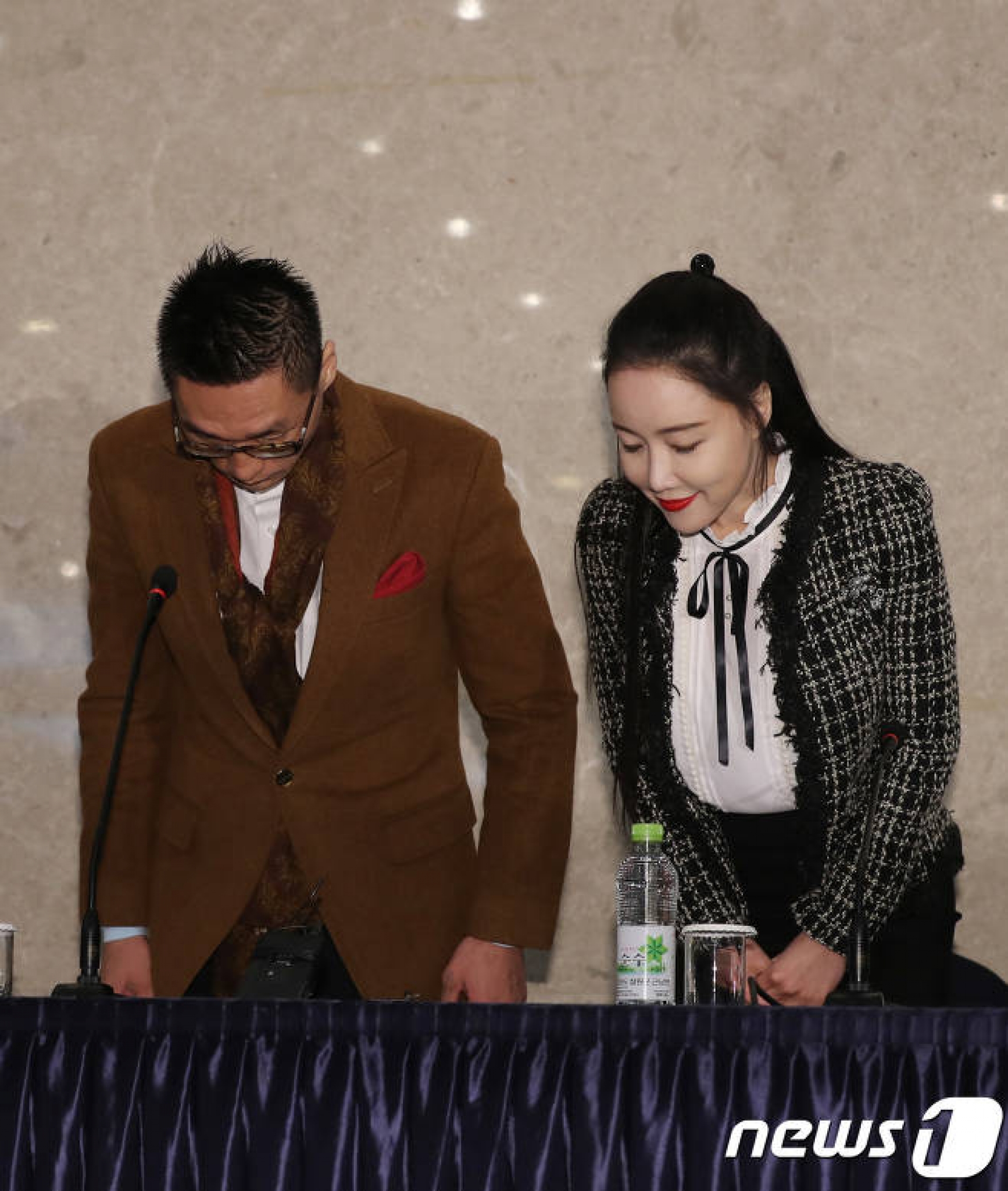 팝 아티스트 낸시랭과 왕진진 부부가 30일 오후 서울 강남구 역삼동 삼정호텔에서 남편 왕진진 논란을 직접 해명하기 위한 기자회견에 참석해 고개 숙여 인사를 하고 있다. /사진=뉴스1 임세영 기자