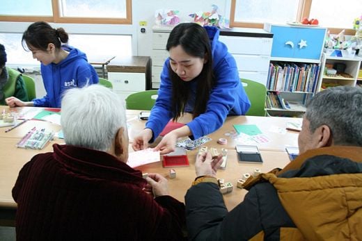 ▲ ‘해바라기 봉사단’ 1기 4조는 지난 23일(금) 사회복지시설인 ‘남천안 노인요양원’을 방문했다.(제공=bhc치킨) @머니S MNB, 식품 외식 유통 · 프랜차이즈 가맹 & 유망 창업 아이템의 모든 것