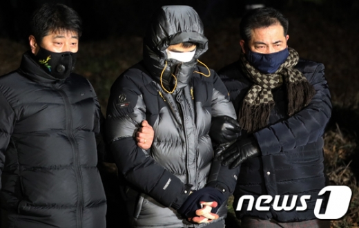 고준희 양 친부 고씨가 경찰에 연행되고 있다./사진=뉴스1DB