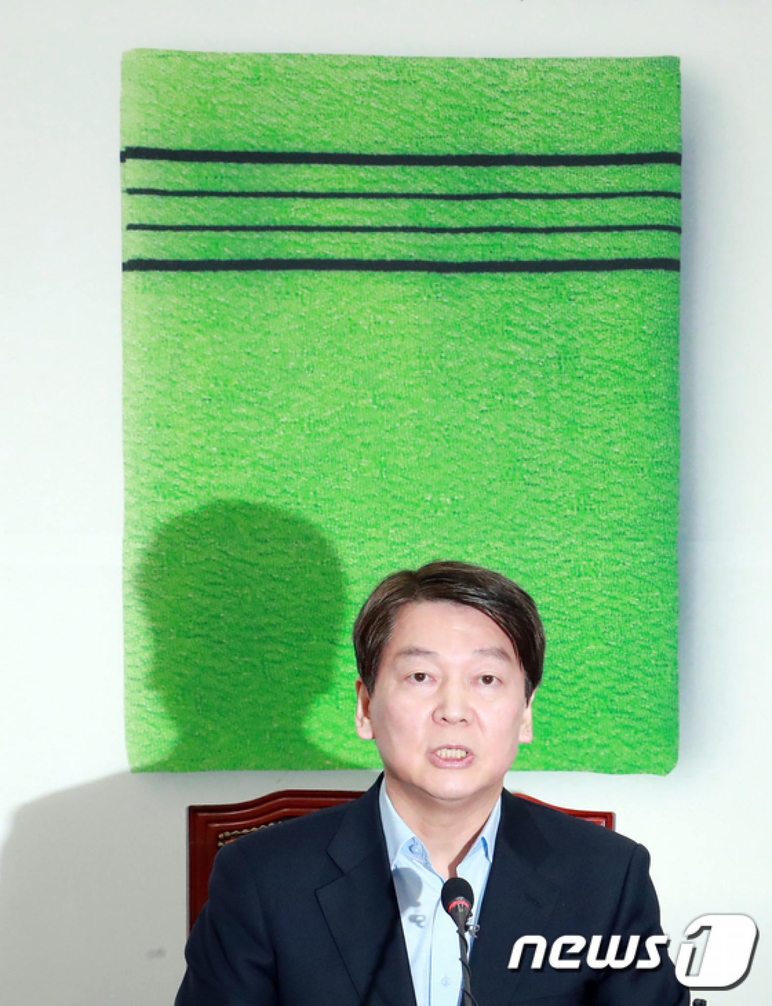 안철수 국민의당 대표가 31일 오전 서울 여의도 국회 본청 당 대표실에서 자신의 재신임 전당원 투표결과 관련 입장을 밝히고 있다. 앞서 발표된 안 대표의 재신임 전당원 투표결과 안 대표는 압도적인 재신임을 받았다./사진=뉴스1 이동원 기자