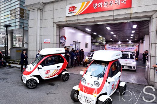 [머니S포토] 새해 첫 업무 시작, 우체국 전기차 힘찬 출발