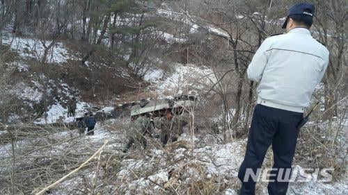 양구 군용버스 추락. 오늘(2일) 5시3분쯤 강원 양구군 광산면 지방도로(양구~방산 방면)내리막길에서 모 사단 소속 신병 22명을 태운 군용버스가 5m 계곡 아래로 추락해 전복됐다. /사진=뉴시스