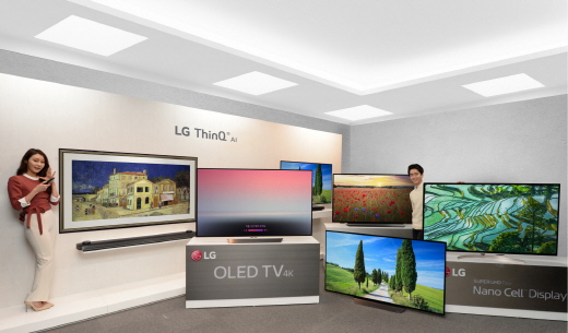 LG전자가 인공지능(AI)을 탑재한 ‘올레드 TV 씽큐’, ‘슈퍼 울트라HD TV 씽큐’ 등 2018년형 ‘씽큐 TV’를 CES 2018에서 공개한다. / 사진=LG전자