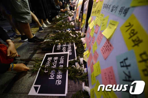 강남역 여성살해사건 1주기인 2017년 5월 17일 오후 서울 강남역 10번출구에서 범페미네트워크 '우리의 두려움은 용기가 되어 돌아왔다' 추모문화제 참가자들이 국화꽃을 놓고 있다. /사진=뉴스1
