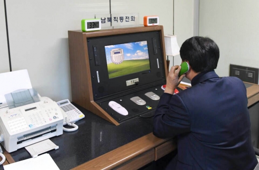 지난 3일 경기 파주시 판문점 공동경비구역(JSA) 내 연락사무소에 우리측 연락관이 '남북직통전화'를 통해 북측과 통화하고 있다. (사진=통일부 제공)