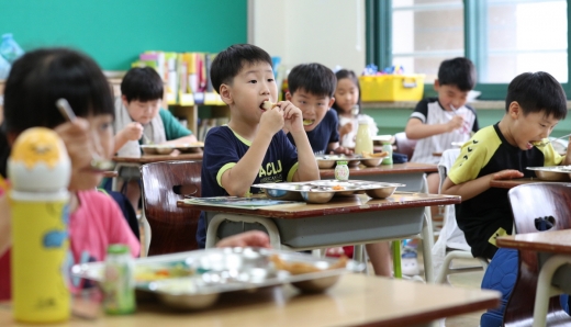 서울 노원구 신계초등학교에서 어린이들이 급식을 먹고 있다. (사진=뉴스1)