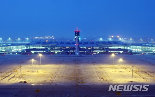 인천공항 제2계류장 주 관제탑에서 바라본 제2터미널의 모습. /사진=뉴시스