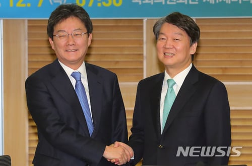 지난해 12월 서울 여의도 국회 의원회관 제1세미나실에서 열린 국민통합포럼 양당 정책연대의 과제와 향후 발전방안에 참석한 유승민(왼쪽) 바른정당 대표가 안철수 국민의당 대표와 악수하고 있다. /사진=뉴시스