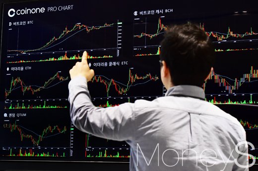 지난 7일 서울 여의도 코인원 가상화폐거래소에서 한 시민이 비트코인 시세 전광판을 바라보고 있다. /사진=임한별 기자