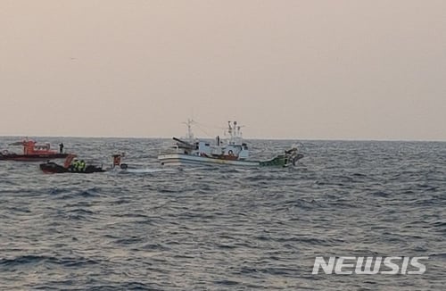 18일 오전 울산 울주군 간절곶 앞바다에서 어선 2척이 충돌해 선원 1명이 바다에 빠져 실종된 가운데 울산해양경찰서가 수색작업을 펼치고 있다. /사진=뉴시스