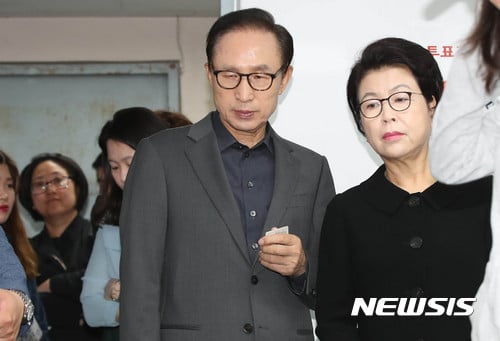 이명박 전 대통령이 김윤옥 여사와 함께 지난해 5월9일 오전 서울 강남구 논현아파트 회의실에 마련된 논현1동 3투표소로 들어서고 있다. /사진=뉴시스