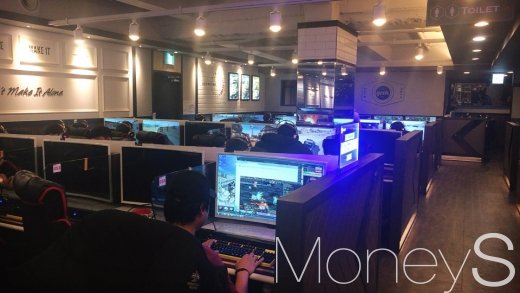17일 서울시 관악구 근처에 위치한 PC CAFE 내부 모습. /사진=강산 기자