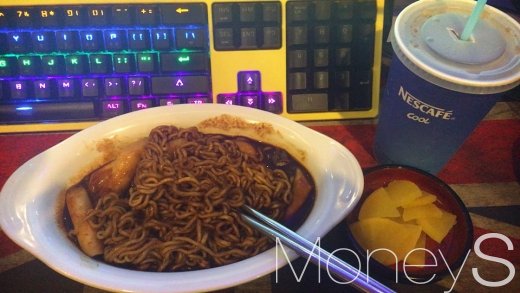 17일 서울시 관악구 근처에 위치한 PC CAFE에서 주문한 모듬 짜파게티. /사진=강산 기자