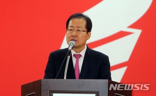 17일 전북 전주시 자유한국당 전북도당에서 열린 '2018 호남권 신년 인사회'에서 홍준표 대표가 당원들에게 신년 인사를 하고 있다. /사진=뉴시스